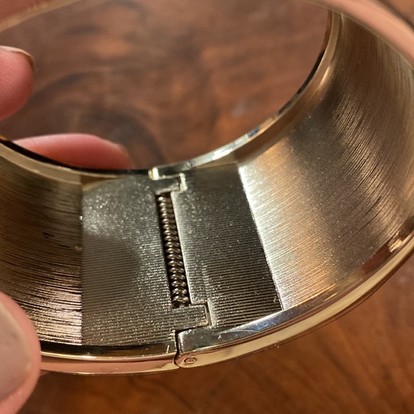 Victoria’s Secret Studded Gold Tone Cuff with Rhinestones New in Box - Picture 6 of 8